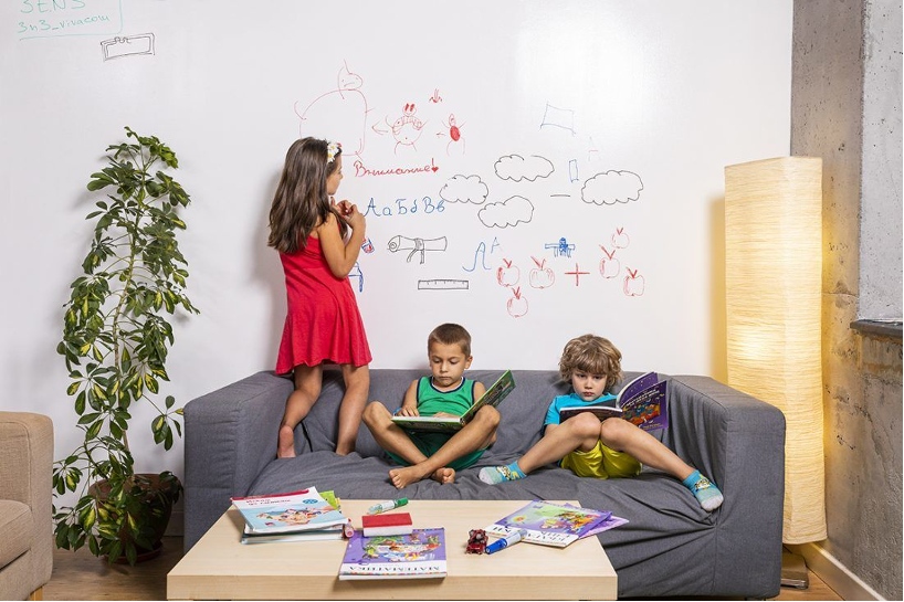 ESCREO at home. Children writing on the wall